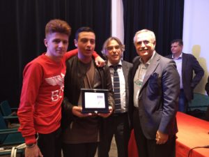 assessore-nino-daniele-e-ignazio-senatore-premiano-gli-interpreti-di-bellisisma